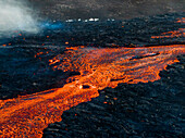 Luftaufnahme von Lava, die vom Vulkan Litli-Hrutur (Kleiner Widder) während eines nächtlichen Ausbruchs im Vulkangebiet Fagradalsfjall im Südwesten Islands fließt. Es handelt sich um einen Spaltausbruch auf der Halbinsel Reykjanes, Island