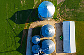 Luftaufnahme eines Silos in Kaneville Township in der Nähe von Chicago in der Region Illinois. Vereinigte Staaten von Amerika.