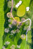 Luftaufnahme eines Golfplatzes mit Fairway und Sandbänken im zeitigen Frühjahr, die eine abstrakt wirkende Perspektive auf dem Cantigny Golf Course in Wheaton, IL - USA, schaffen