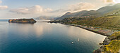 Panoramaluftaufnahme von Dino's Island, Praia a Mare, Kalabrien, Italien.