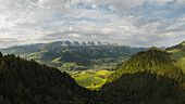 Drohnenaufnahme eines Bergkamms und des Dorfes Alt St. Johann, St. Gallen, Schweiz.