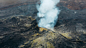 Luftaufnahme des majestätischen Vulkans Fagradalsfjall mit Rauch und Lava, Grindavik, Island.