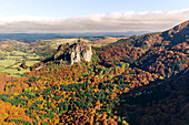 Luftaufnahme von Roches Tuilieres et Sanadoire, Aiguillier-Massiv, Orcival, Rochefort Montagne, Puy de dome, Auvergne, Frankreich.