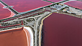 Luftaufnahme von bunten Salzpfannen mit rosa Wasser und schönen Mustern, Aigues-Mortes, Frankreich.