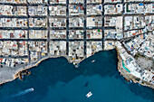 Luftaufnahme von Polignano, einer kleinen Stadt in weißer Architektur an der Adria in der Nähe von Bari, Apulien, Italien.