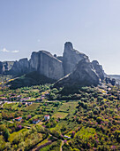 Luftaufnahme der Stadt Kastraki mit natürlichen runden Säulen in Meteora, einer Felsformation in Trikala, Thessalien, Griechenland