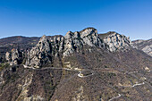 Luftaufnahme einer Straße entlang des Bergkamms in den Lukanischen Dolomiten (Dolomiti Lucane), einem Gebirgszug in der Nähe von Pietrapertosa, Potenza, Basilicata, Italien