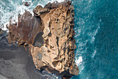 Luftaufnahme einer Felsformation an der Küste bei Playa El Golfo, Lago Verde (Grüner See), Lanzarote, Kanarische Inseln, Spanien