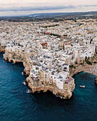 Luftaufnahme von Polignano a Mare, einer kleinen Stadt an der Adria in der Nähe von Bari, Apulien, Italien.
