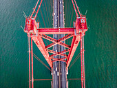 Panoramablick aus der Vogelperspektive auf die Autobahn am 25. April, Brücke über den Tejo mit der Innenstadt von Lissabon im Hintergrund, Lissabon, Portugal.