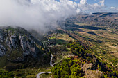 Luftaufnahme einer Bergstraße in Caltabellotta, Agrigento, Sizilien, Italien.
