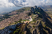 Luftaufnahme von Caltabellotta, einer mittelalterlichen Stadt auf einem Berggipfel, Agrigento, Sizilien, Italien.