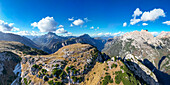 Luftaufnahme von schroffen Gipfeln und ruhigen Tälern mit einem Kriegerdenkmal, Monte Piana, Cortina d'Ampezzo, Belluno, Italien.