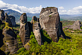 Luftaufnahme der natürlichen runden Säulen in Meteora, einer Felsformation in Trikala, Thessalien, Griechenland.