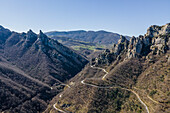 Luftaufnahme einer Straße entlang des Bergkamms in den Lukanischen Dolomiten (Dolomiti Lucane), einem Gebirgszug in der Nähe von Pietrapertosa, Potenza, Basilicata, Italien