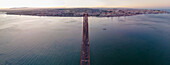 Panoramablick aus der Vogelperspektive auf die Autobahn am 25. April, Brücke über den Tejo mit der Innenstadt von Lissabon im Hintergrund, Lissabon, Portugal.
