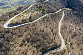 Luftaufnahme einer Straße entlang des Bergkamms in den Lukanischen Dolomiten (Dolomiti Lucane), einem Gebirgszug in der Nähe von Pietrapertosa, Potenza, Basilicata, Italien