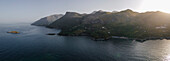 Panoramablick aus der Vogelperspektive auf die Küste des Mittelmeers bei Sonnenuntergang, Maratea, Potenza, Italien.