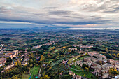 Panoramablick auf das Stadtzentrum von Siena von oben bei Sonnenuntergang, Blick auf die Landschaft im Hintergrund, Siena, Toskana, Italien.