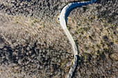Luftaufnahme einer Straße entlang des Bergkamms in den Lukanischen Dolomiten (Dolomiti Lucane), einem Gebirgszug in der Nähe von Pietrapertosa, Potenza, Basilicata, Italien