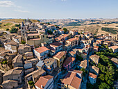 Luftaufnahme von Cairano aus der Vogelperspektive, einer kleinen Gemeinde auf einem Hügel inmitten der Landschaft, Irpinia, Avellino, Italien