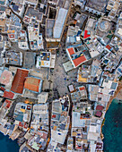 Luftaufnahme von Polignano a Mare, einer kleinen Stadt an der Adria in der Nähe von Bari, Apulien, Italien.