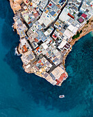 Luftaufnahme von Polignano a Mare, einer kleinen Stadt an der Adria in der Nähe von Bari, Apulien, Italien.