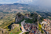 Luftaufnahme von Caltabellotta, einer mittelalterlichen Stadt auf einem Berggipfel, Agrigento, Sizilien, Italien.
