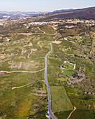 Luftaufnahme einer Landstraße von oben, Colares, Lissabon, Portugal.