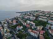 Luftaufnahme von Posillipo oben auf dem Hügel bei Sonnenuntergang, Neapel, Kampanien, Italien.