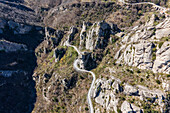 Luftaufnahme einer Straße entlang des Bergkamms in den Lukanischen Dolomiten (Dolomiti Lucane), einem Gebirgszug in der Nähe von Pietrapertosa, Potenza, Basilicata, Italien