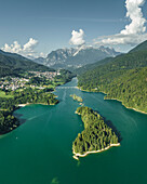 Luftaufnahme der Insel Caprioli (Isola dei Caprioli) am Cadore-See (Lago di Cadore) in den Dolomiten, Belluno, Venetien, Italien