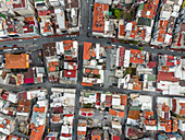 Luftaufnahme von Häusern in einem Istanbuler Wohnviertel von oben, Blick auf die Gecekondu-Häuser, Türkei.