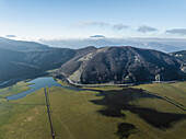 Luftaufnahme des Laceno-Sees (Lago Laceno), eines Stausees auf einem hoch gelegenen Berg in Bagnoli Irpino, Avellino, Irpinia, Kampanien, Italien