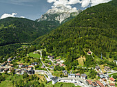 Luftaufnahme von Valle di Cadore, einer kleinen Stadt mit dem Berg Antelao im Hintergrund in den Dolomiten in Venetien, Belluno, Italien.