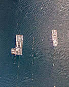 Luftaufnahme einer schwimmenden Struktur für Fischereikulturen in der Lagoa de Albufeira, einem See im Stadtbezirk Sesimbra, Setubal, Portugal