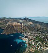 Luftaufnahme des Hafens von Vulcano auf der Insel Vulcano mit schwefelhaltigem Wasser entlang der Küste mit Booten, Archipel der Äolischen Inseln, Sizilien, Italien.