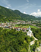 Luftaufnahme von Valle di Cadore, einer kleinen Stadt inmitten der Berge der Dolomiten in Venetien, Belluno, Italien.