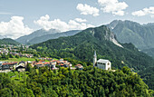 Luftaufnahme von Valle di Cadore, einer kleinen Stadt inmitten der Berge der Dolomiten in Venetien, Belluno, Italien.