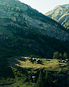 Luftaufnahme von Bergholzhäusern an den Berghängen in Zermatt, Schweizer Alpen, Wallis, Schweiz.
