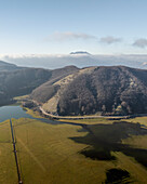 Luftaufnahme des Laceno-Sees (Lago Laceno), eines Stausees auf einem hoch gelegenen Berg in Bagnoli Irpino, Avellino, Irpinia, Kampanien, Italien
