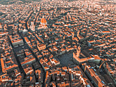 Luftaufnahme der Piazza della Signoria und der Kathedrale Santa Maria del Fiore in der Innenstadt von Florenz bei Sonnenuntergang, Florenz, Toskana, Italien
