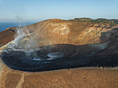 Luftaufnahme des Vulcano-Kraters auf der Inselgruppe der Äolischen Inseln, Messina, Sizilien, Italien.