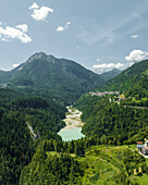 Luftaufnahme des Valle di Cadore-Sees, eines Bergsees in den Dolomiten im Valle di Cadore, Venetien, Belluno, Italien.