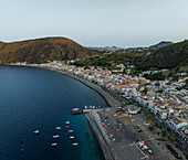 Luftaufnahme der kleinen Stadt Canneto an der Mittelmeerküste, Lipari, Äolische Inseln, Sizilien, Italien