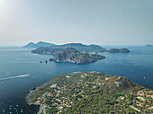 Luftaufnahme der Insel Lipari von der Insel Vulcano aus gesehen, Archipel der Äolischen Inseln, Sizilien, Italien.