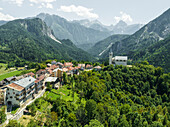 Luftaufnahme von Valle di Cadore, einer kleinen Stadt inmitten der Berge der Dolomiten in Venetien, Belluno, Italien.