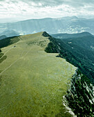 Luftaufnahme des Bergrückens von Resciesa im Naturpark Puez-Geisler, Dolomiten, Trentino, Südtirol in Norditalien.