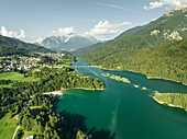Luftaufnahme des Lago di Cadore (Cadore-See) in den Dolomiten, Belluno, Venetien, Italien.