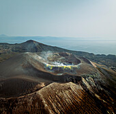 Luftaufnahme des Schwefelrauchs, der aus dem Krater auf der Insel Vulcano, Archipel der Äolischen Inseln, Messina, Sizilien, Italien, austritt.